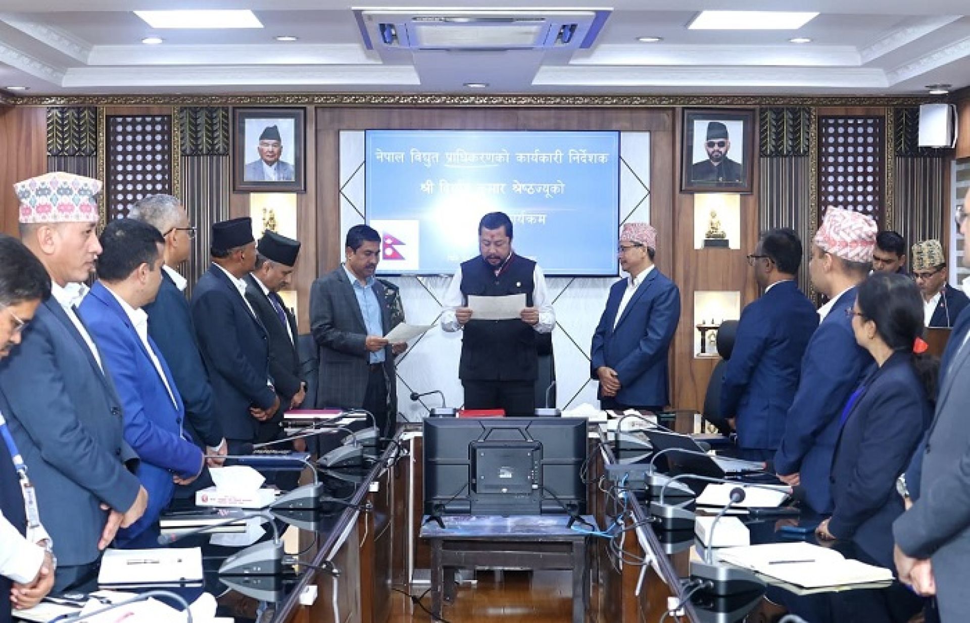 विद्युत प्राधिकरणका नवनियुक्त कार्यकारी निर्देशक श्रेष्ठले सपथ लिए